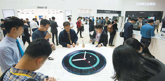 산업통상자원부가 14일 경기 고양시 킨텍스에서 '2015 한국전자산업대전'을 개최했다. 전자산업대전은 국내 최대 규모의 전자 IT 전문전시회로, 한국전자전과 국제반도체대전, 국제정보디스플레이전 등 3대 IT 전시회를 통합한 행사다. 이날 현장을 찾은 관람객들이 삼성전자 부스에서 스마트워치 '기어S2'를 살펴보고 있다.   유동일기자 eddieyou@